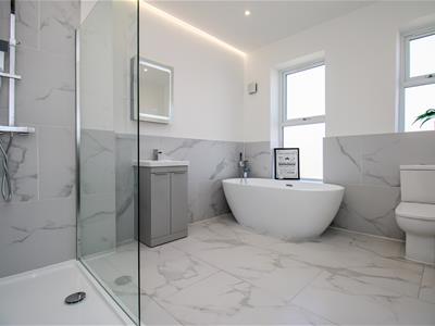 FAMILY BATHROOM/W.C.